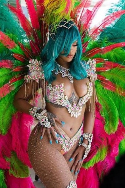Rihanna esplosione di colore e sensualità alle Barbados